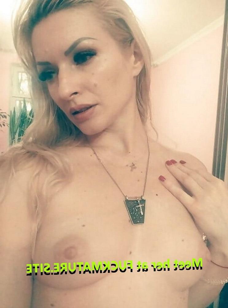 25P Self shot blonde MILF
