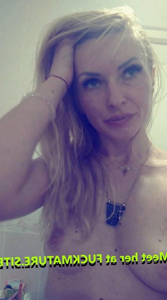 25P Self shot blonde MILF