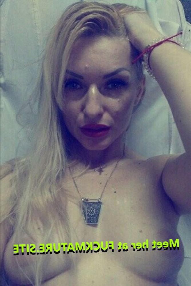 25P Self shot blonde MILF