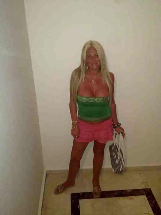 25P Sexy amateur Milf Vicky with big boobs from hyves