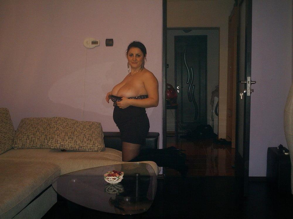 25P Sexy MILF with big boobs exposed