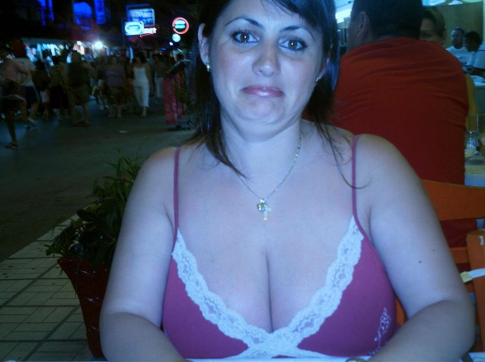 25P Sexy MILF with big boobs exposed
