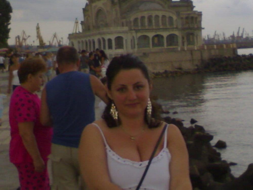 25P Sexy MILF with big boobs exposed
