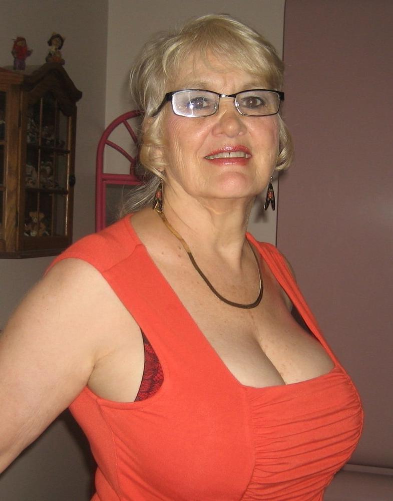 25P Glasses make amateur matures more attractive