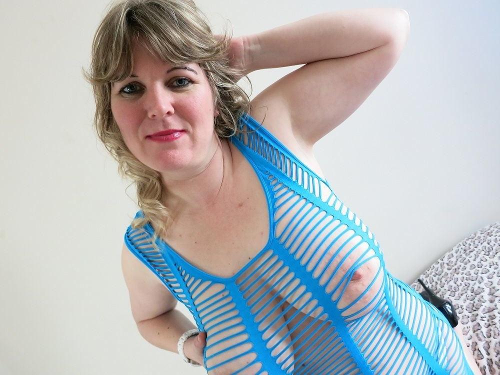 17P Sexy Hungarian Milf Escort