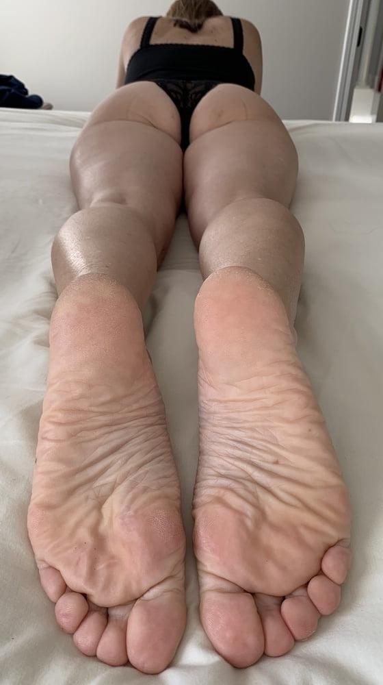 25P MILF with amazing legs &amp; feet
