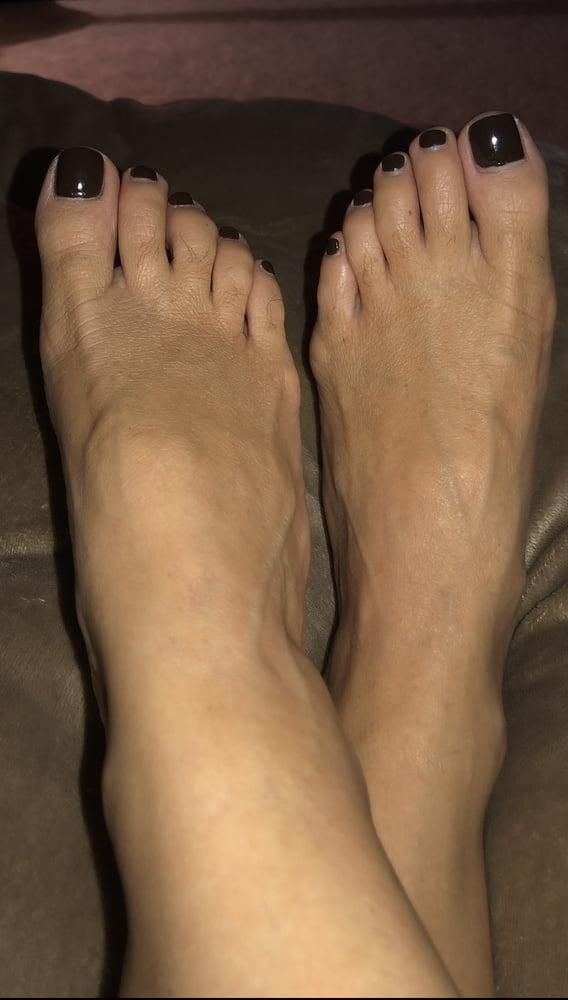 25P MILF with amazing legs &amp; feet