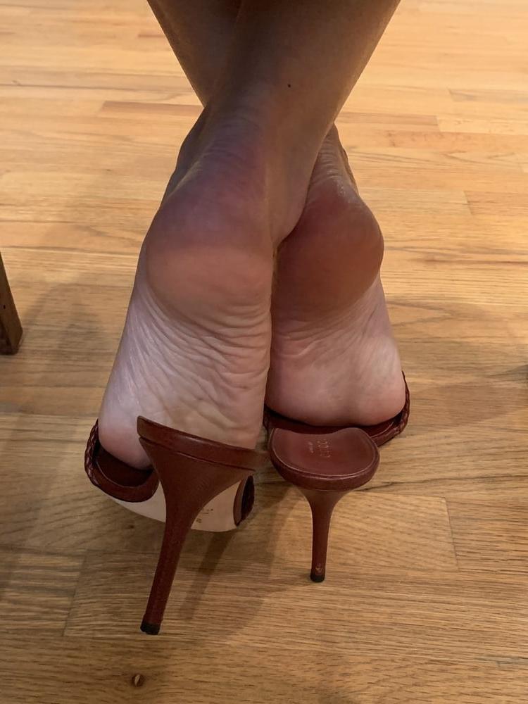 25P MILF with amazing legs &amp; feet