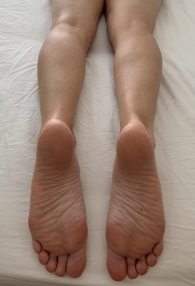25P MILF with amazing legs &amp; feet