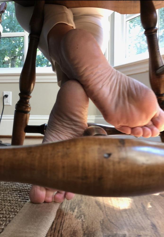 25P MILF with amazing legs &amp; feet