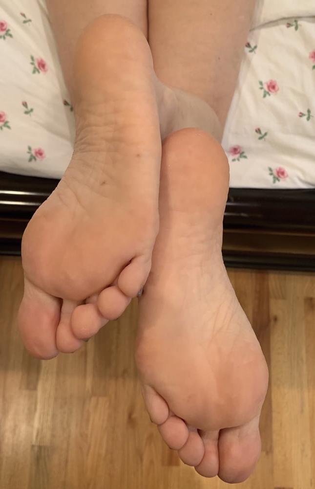 25P MILF with amazing legs &amp; feet