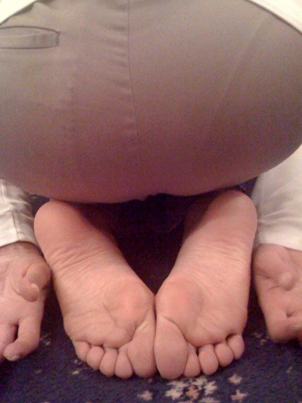 25P MILF with amazing legs &amp; feet