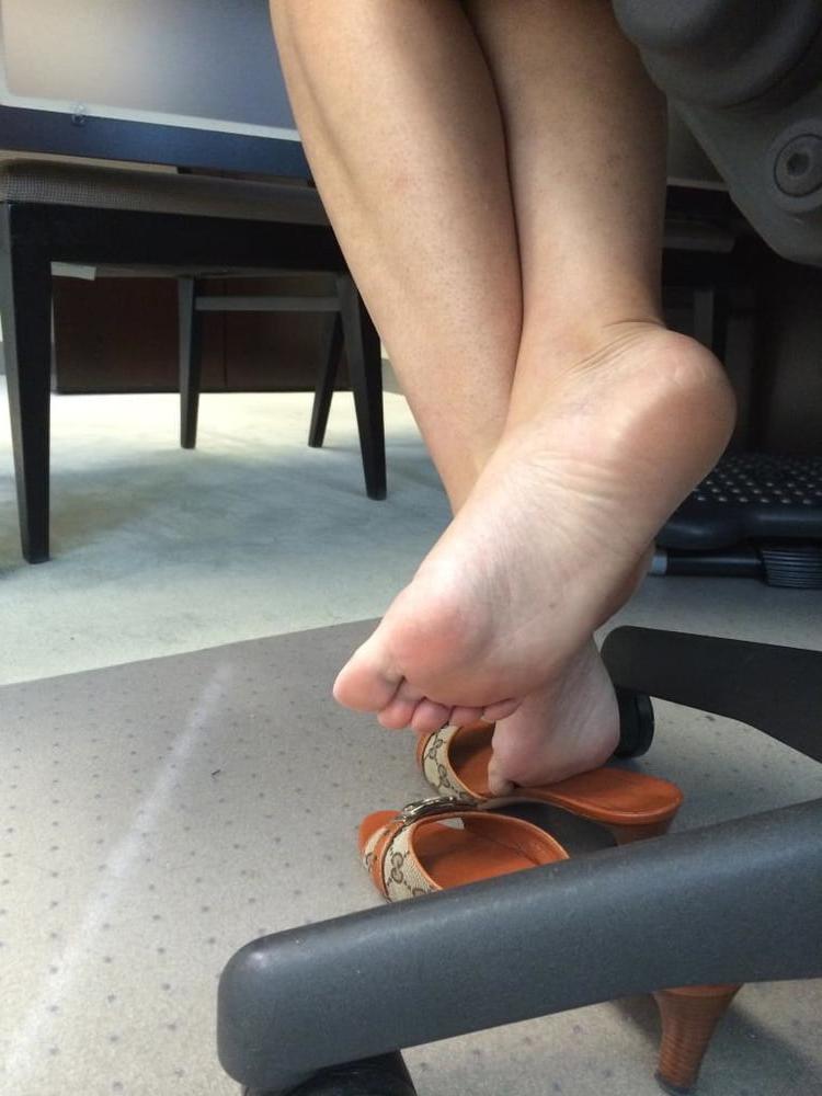 25P MILF with amazing legs &amp; feet