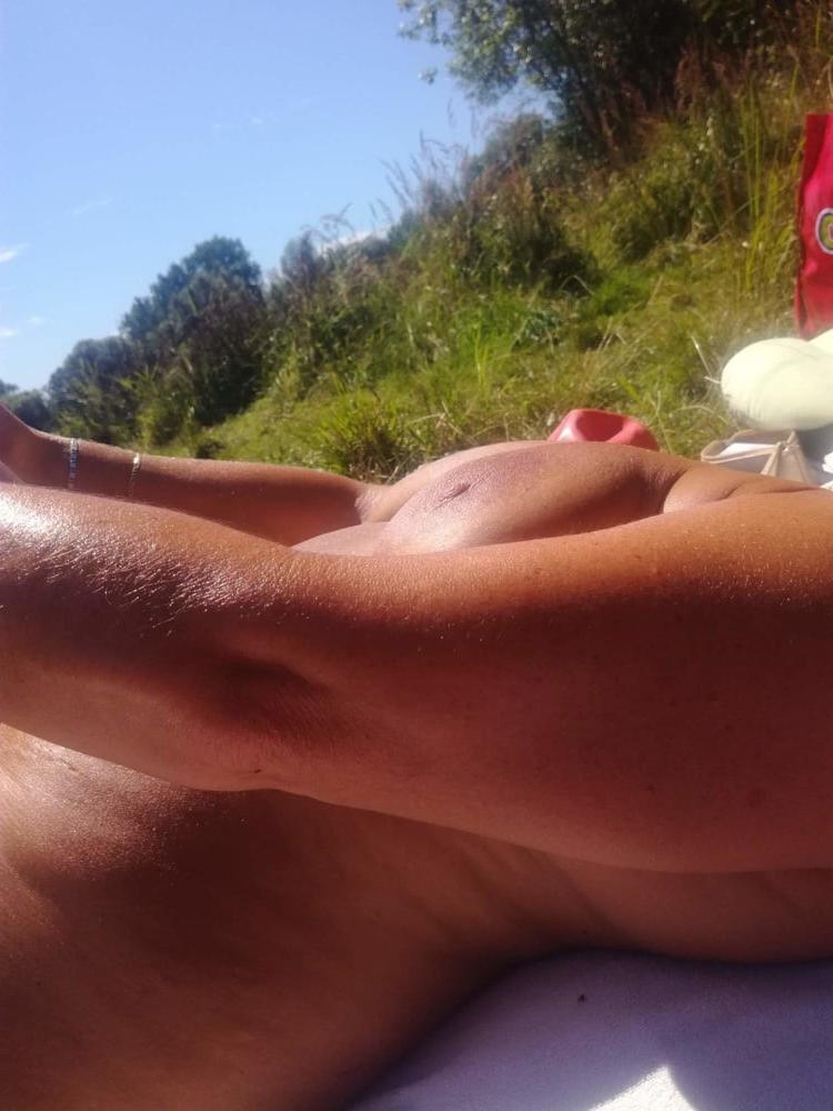 25P exhibitionist milf loves to be naked in public