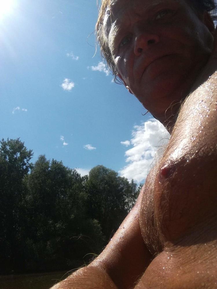 25P exhibitionist milf loves to be naked in public