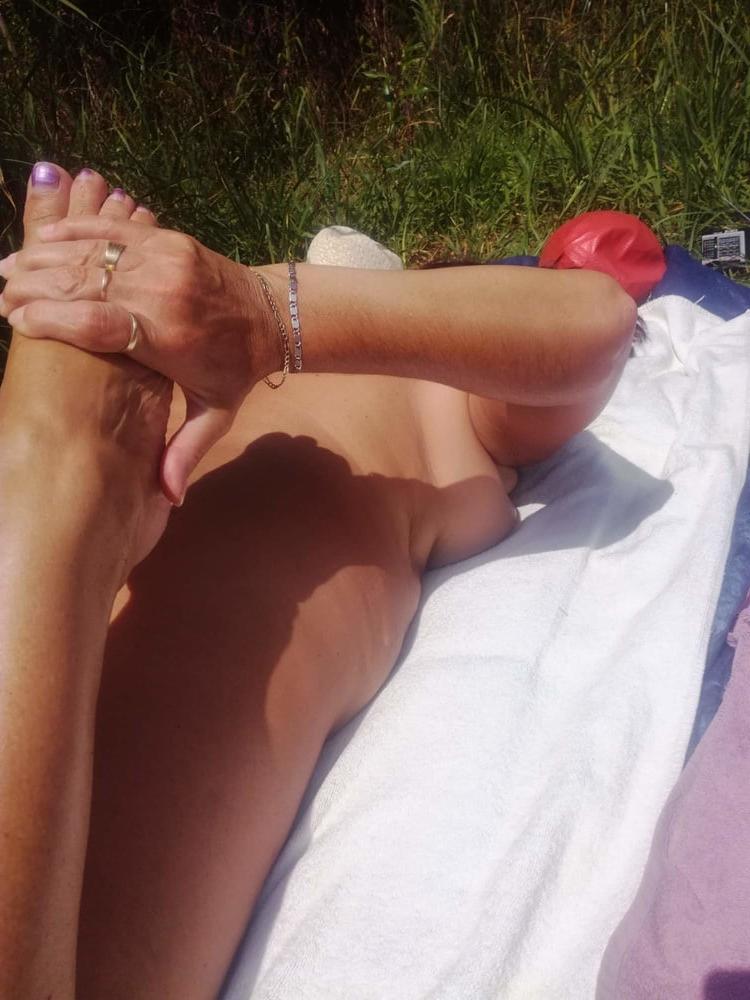 25P exhibitionist milf loves to be naked in public