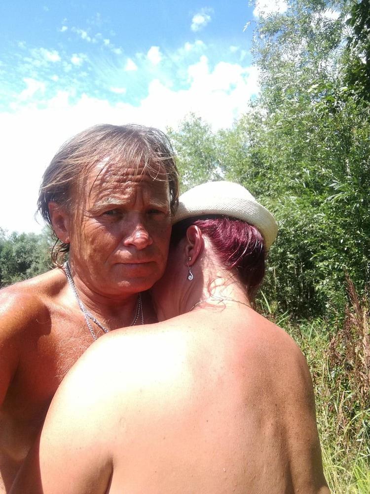 25P exhibitionist milf loves to be naked in public