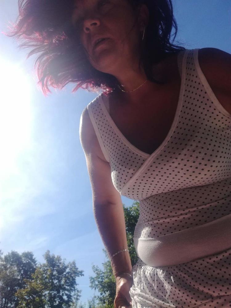 25P exhibitionist milf loves to be naked in public