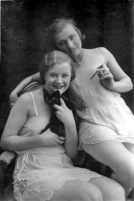 25P Vintage lesbian women