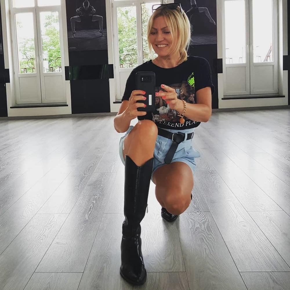 24P Hot amateur mom Eva with great legs