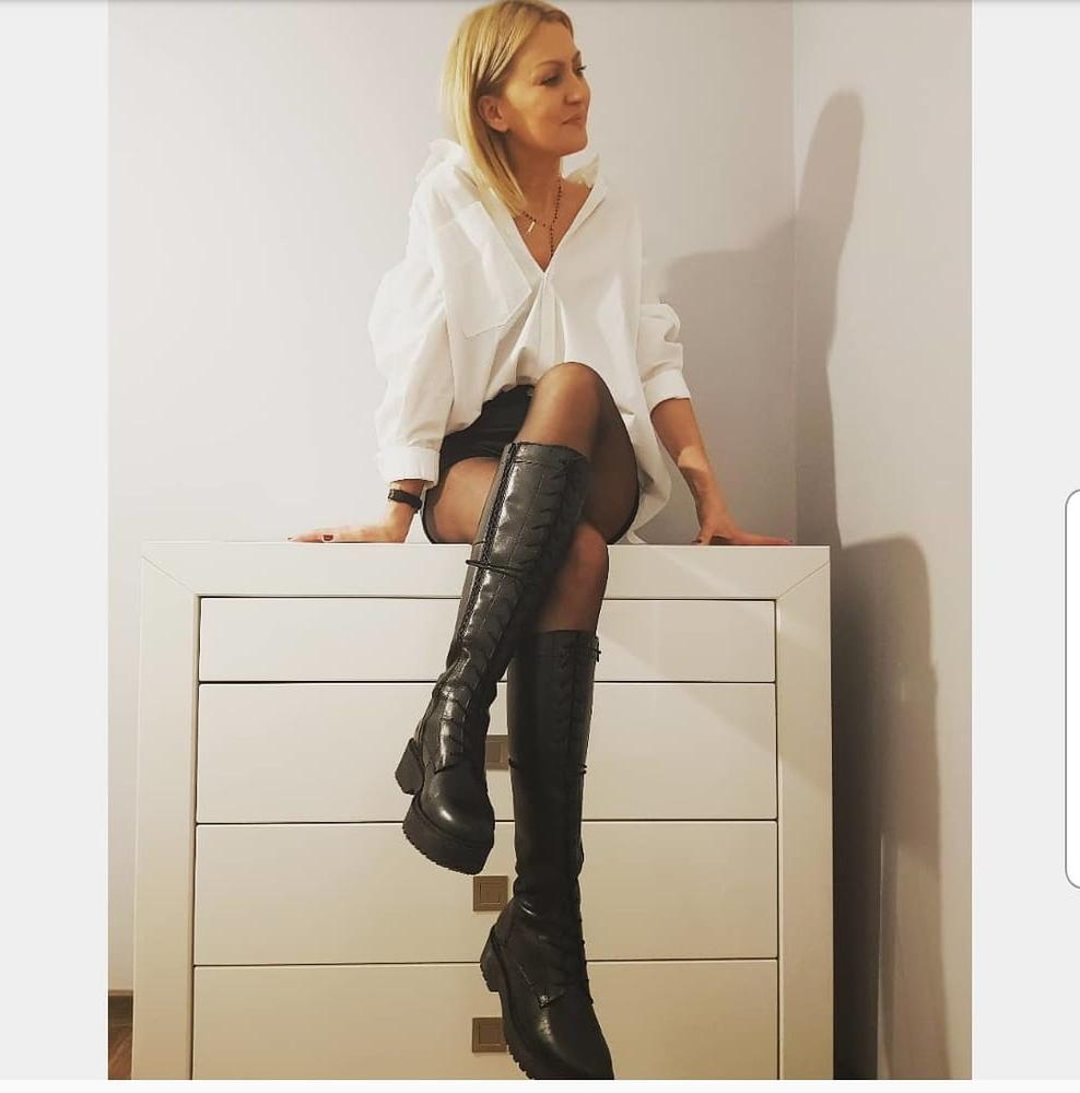 24P Hot amateur mom Eva with great legs