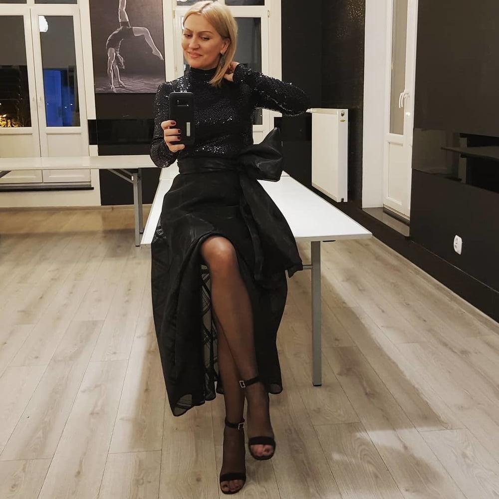 24P Hot amateur mom Eva with great legs