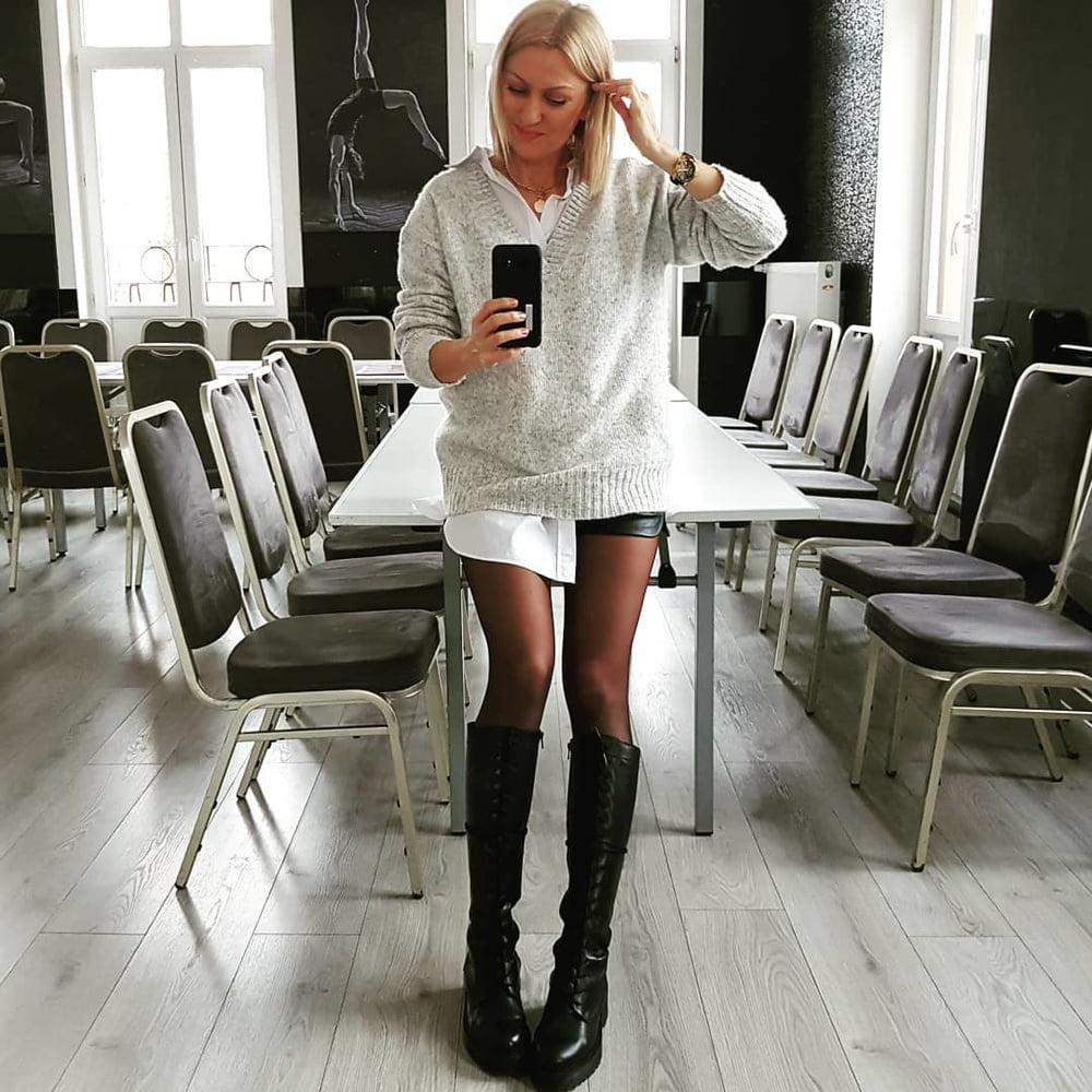 24P Hot amateur mom Eva with great legs