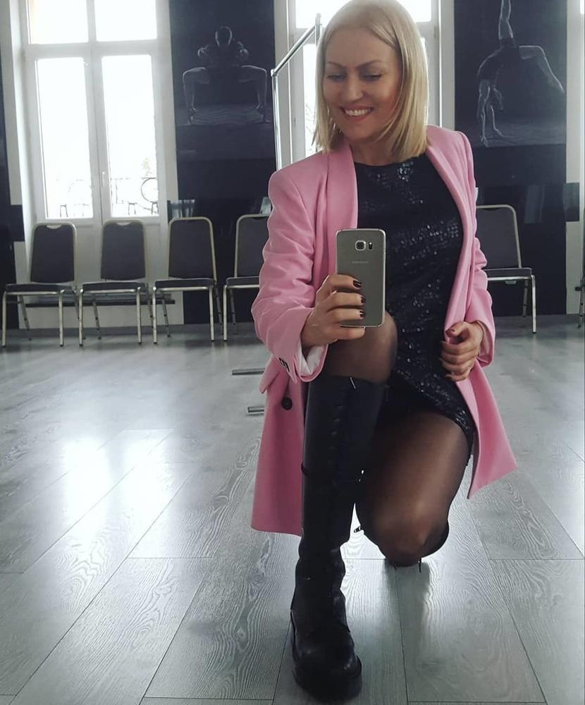 24P Hot amateur mom Eva with great legs