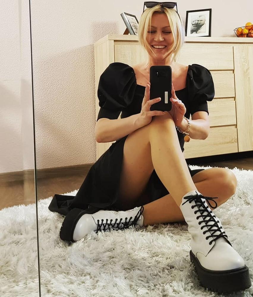 24P Hot amateur mom Eva with great legs