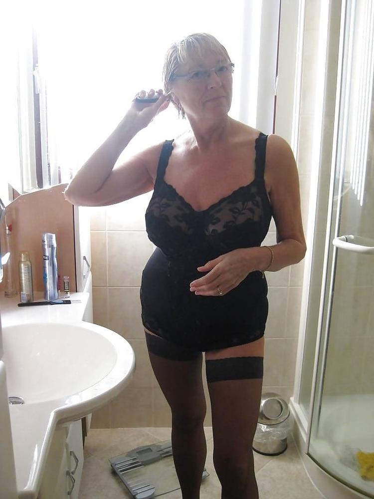 25P Gilf Milf dressed to suck wank mix