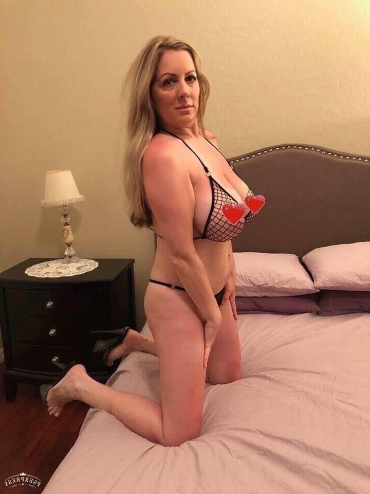 25P Sexy Milf in Fishnets