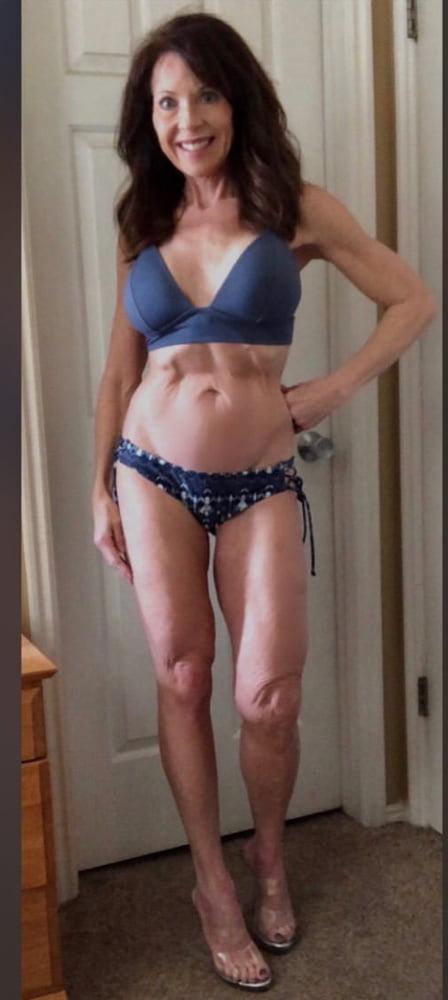 25P Milf bikini model