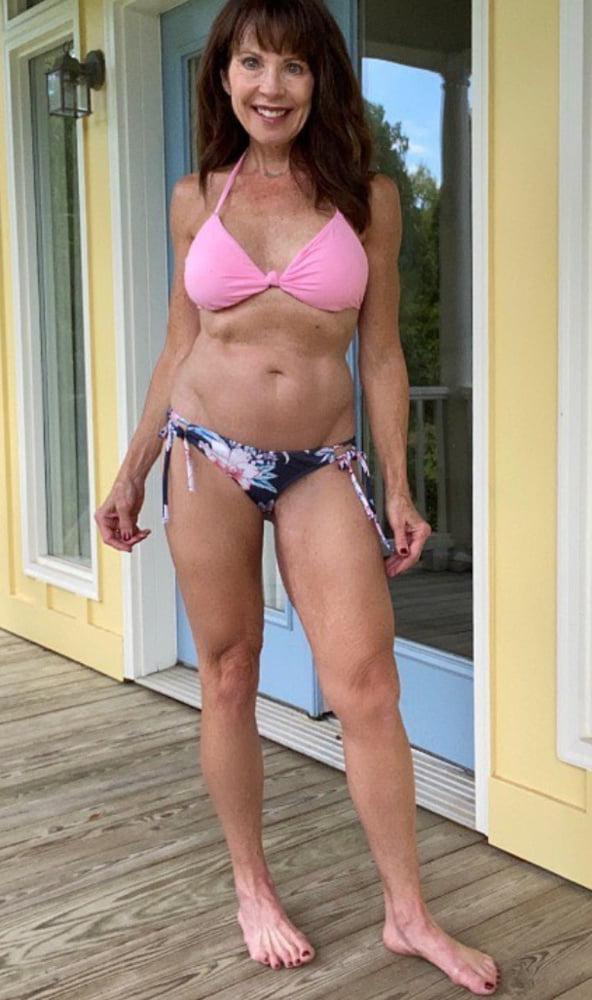 25P Milf bikini model