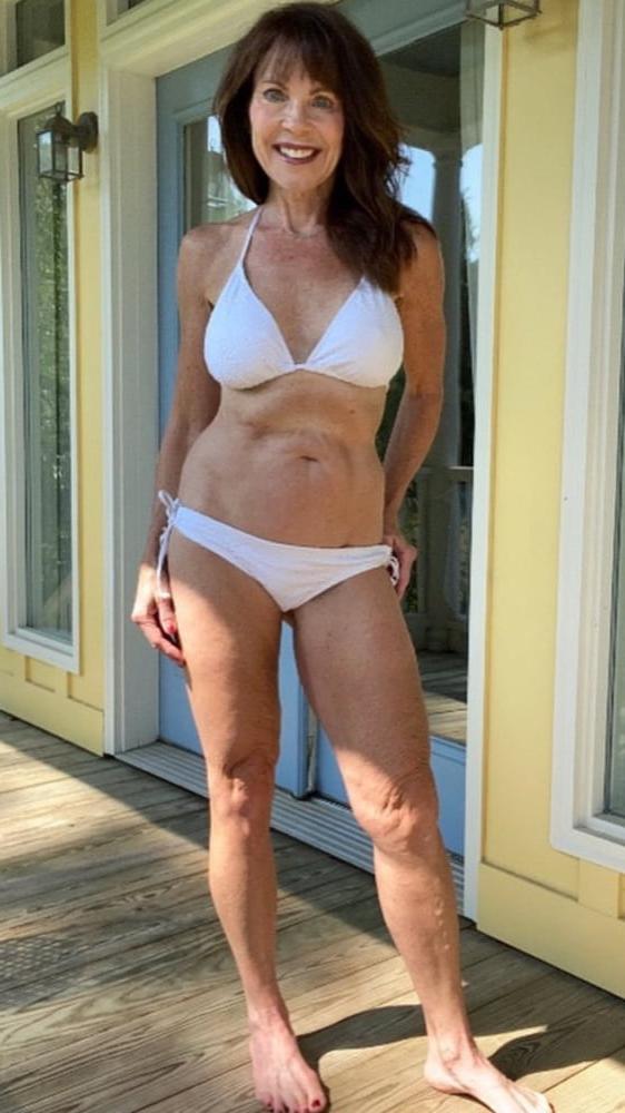 25P Milf bikini model