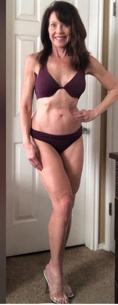 25P Milf bikini model