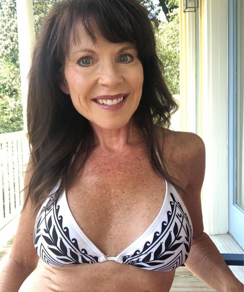 25P Milf bikini model