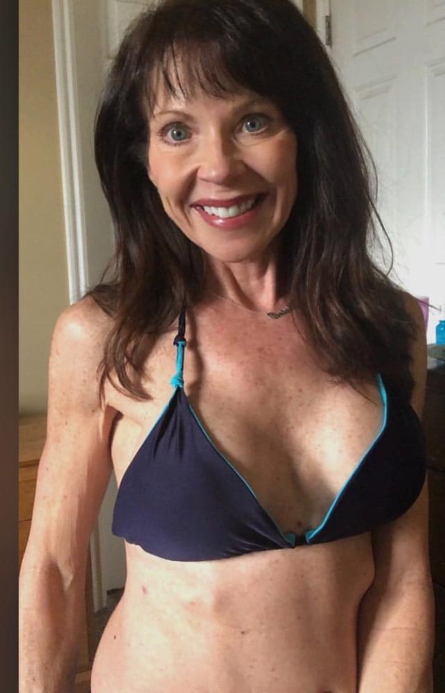 25P Milf bikini model