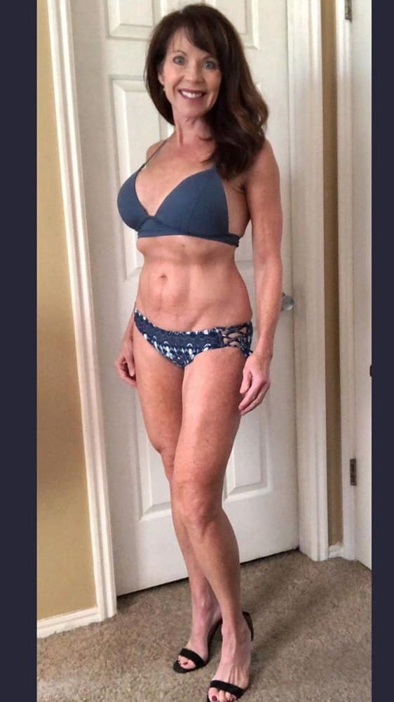 25P Milf bikini model