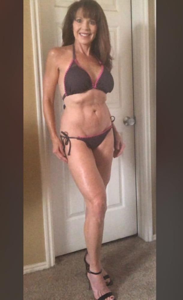 25P Milf bikini model