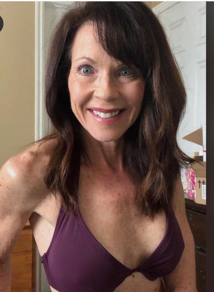 25P Milf bikini model