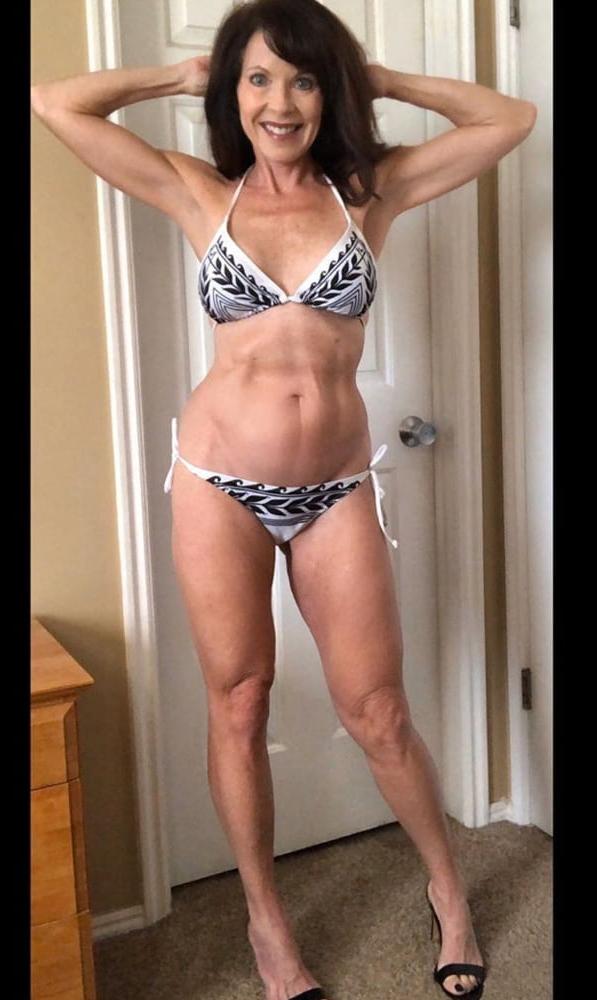 25P Milf bikini model