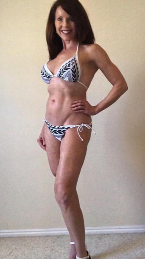 25P Milf bikini model