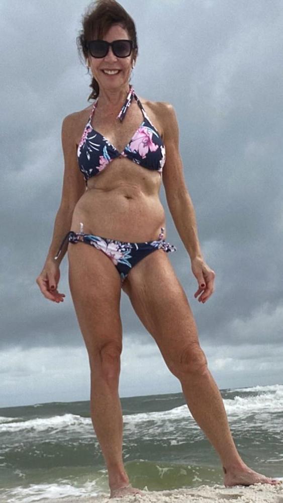 25P Milf bikini model