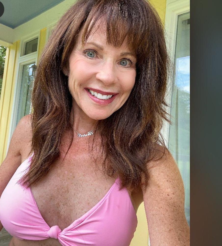 25P Milf bikini model