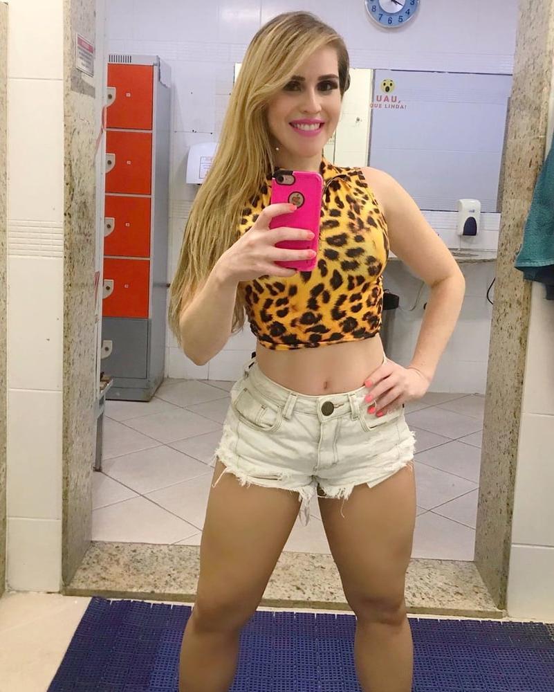 25P Amateur mommy Mia is a hot dirty dancer