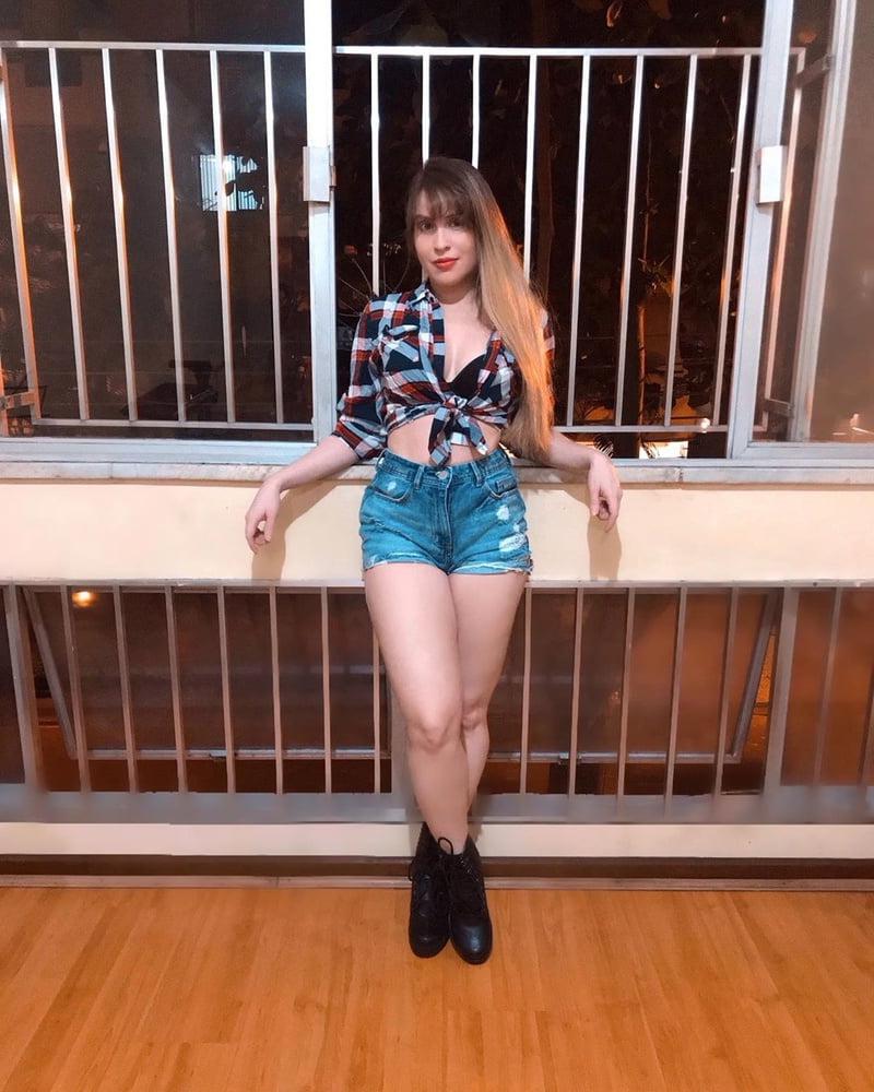 25P Amateur mommy Mia is a hot dirty dancer