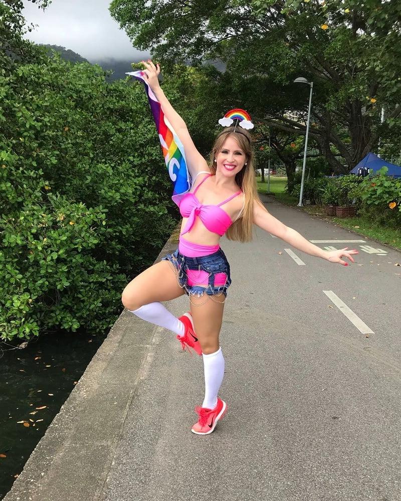 25P Amateur mommy Mia is a hot dirty dancer
