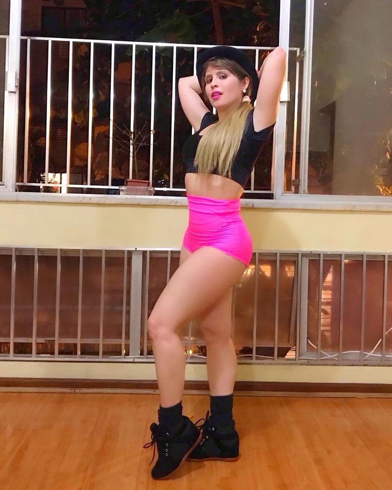 25P Amateur mommy Mia is a hot dirty dancer