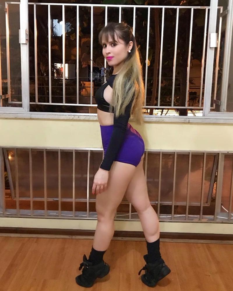25P Amateur mommy Mia is a hot dirty dancer