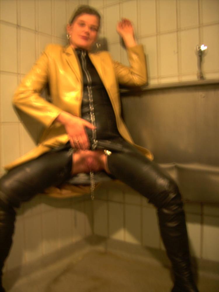 25P MILF playing hard in Denmark